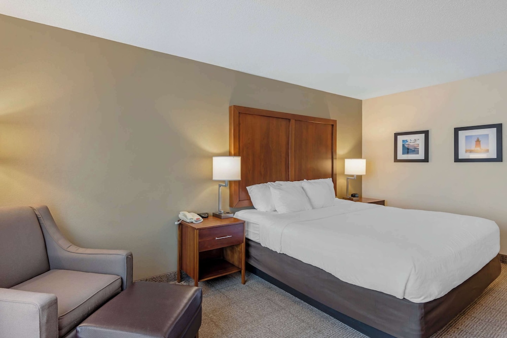 Comfort Inn & Suites Dover near Speedway 12/56