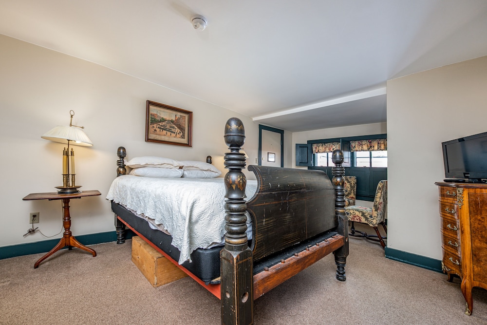 Guest Room, Queen Bed