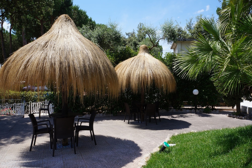 HOLIDAY VILLAGE 50/58