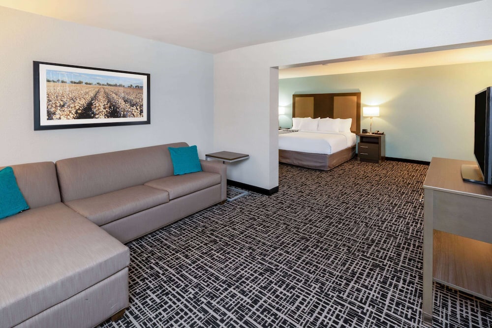 La Quinta Inn and Suites by Wyndham Jonesboro 17/26