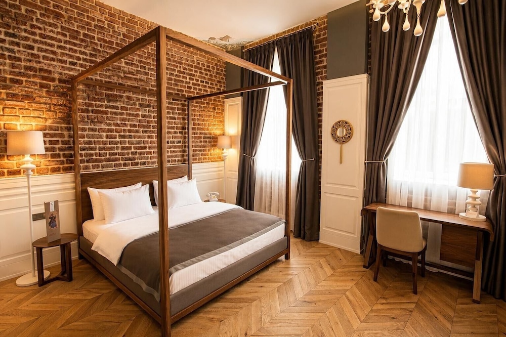 Suite, King Bed, Sofa