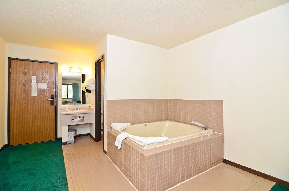 Super 8 by Wyndham Hayward WI 59/60