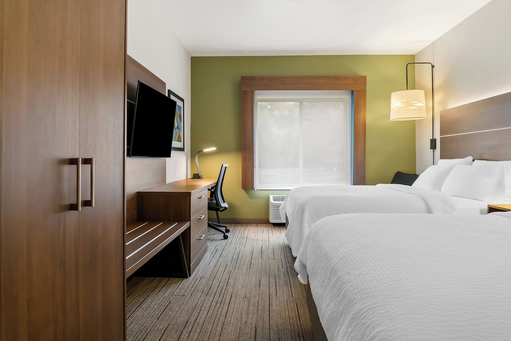 غرفة قياسية بسريرين كوين، Holiday Inn Express Hotel And Suites Marion 4/9