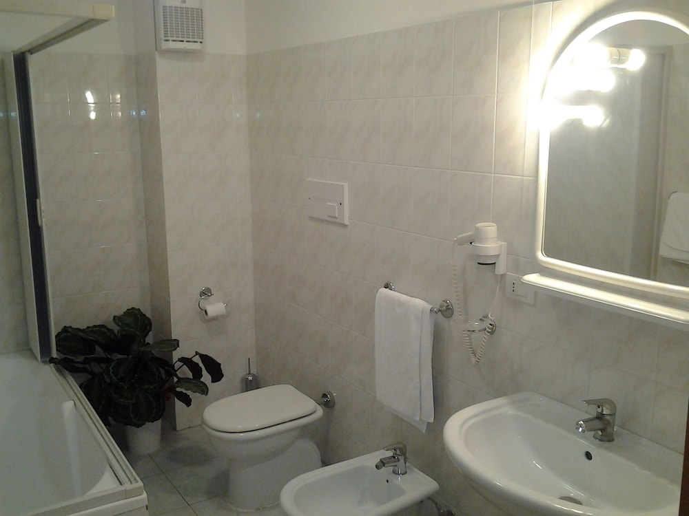 Kiris Hotel 22/23