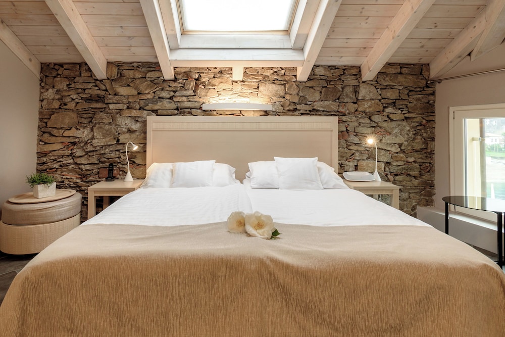 غرفة بسرير كينج بإطلالة على البحيرة، Relais Villa Porta 3/10