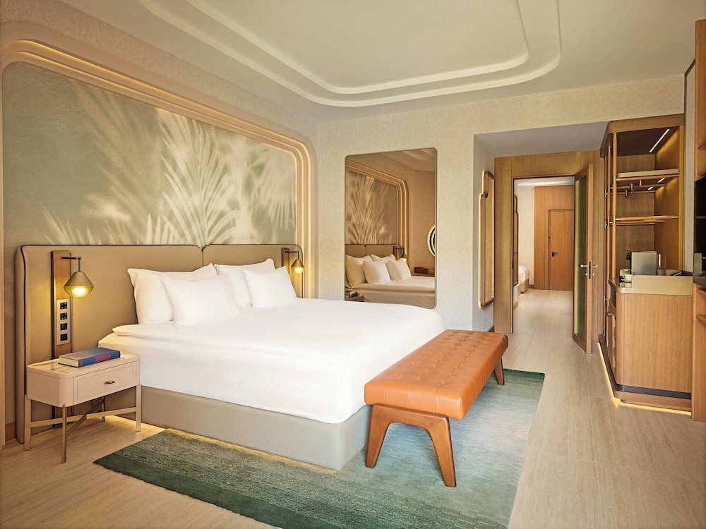 Swim Up, Family, Double and Twin Beds