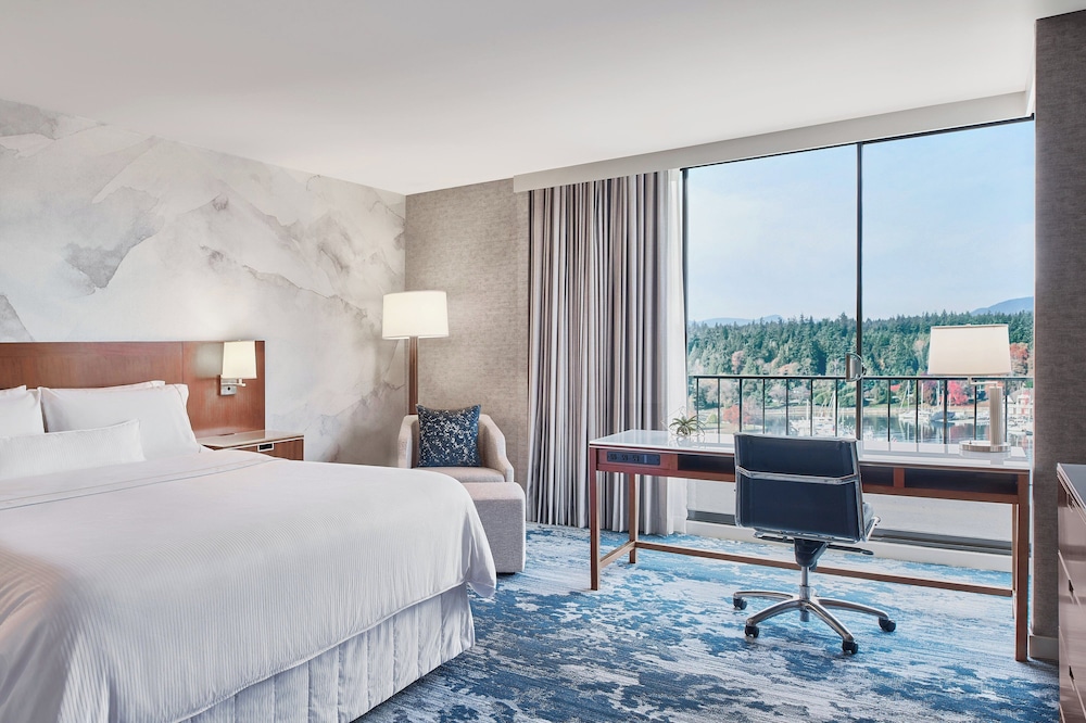 1 Bedroom, Tower, Suite, King Bed, Mountain View, Sofa