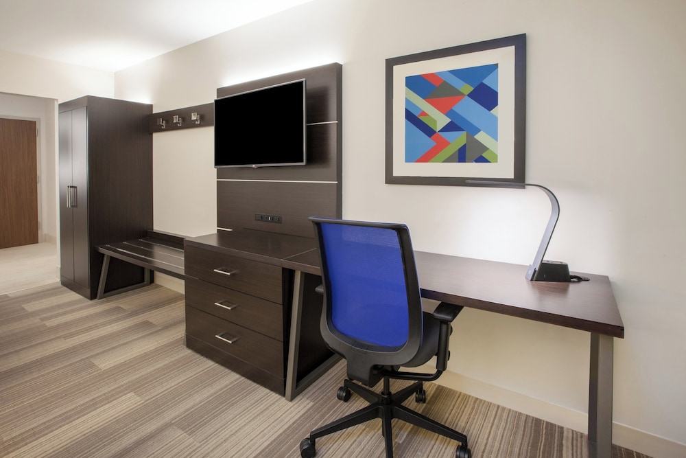 Holiday Inn Express and Suites Watertown 66/74