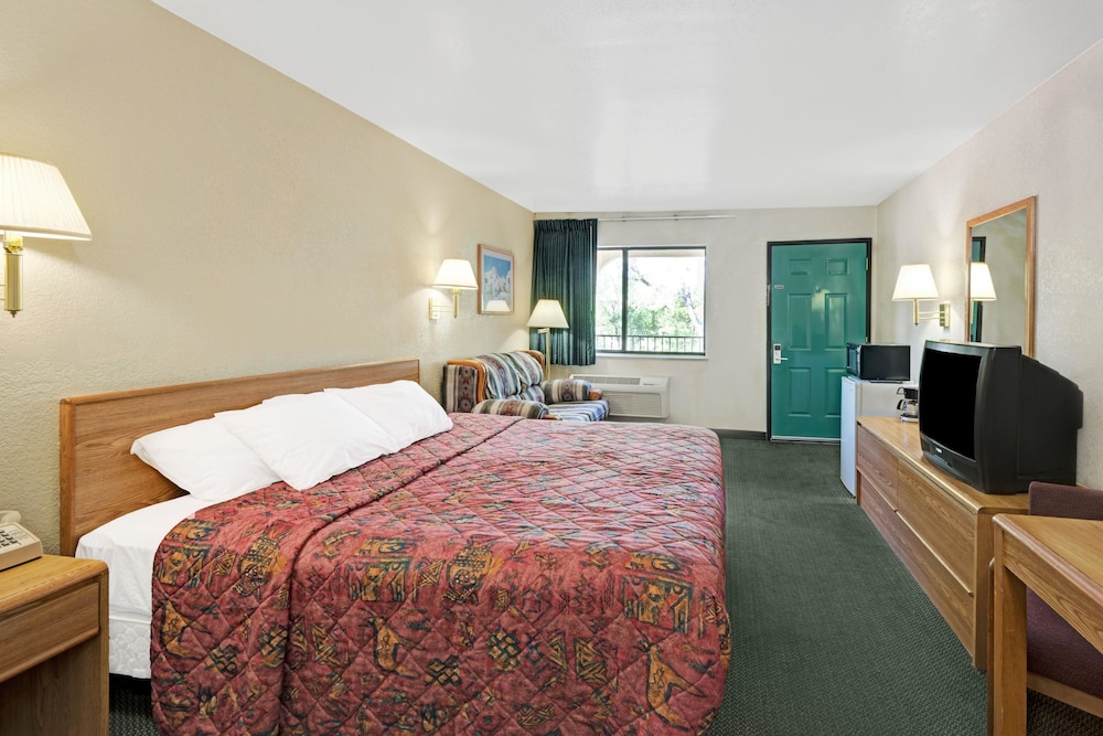 Days Inn by Wyndham Espanola 13/23