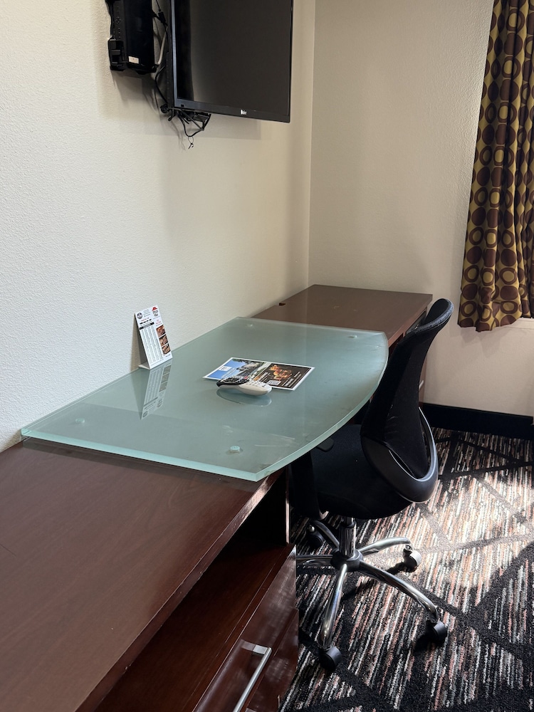 Town House Extended Stay Hotel Downtown 54/64