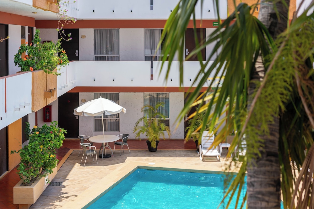 Azteca Inn Hotel 54/62