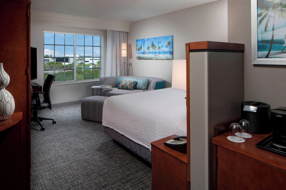 Room at Courtyard Fort Lauderdale Airport and Cruise Port, DANIA BEACH - FL