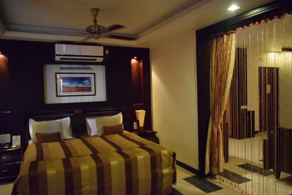 Hotel Pushpak 56/74