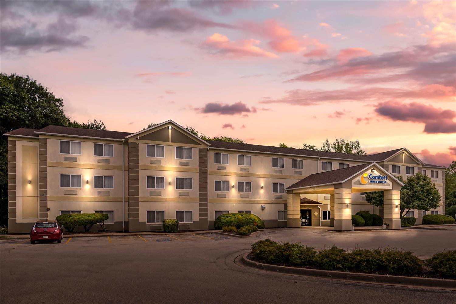 Comfort Inn & Suites East Moline near I-80 4/29