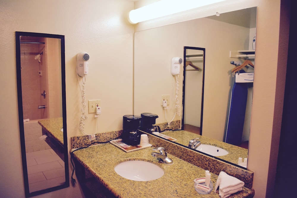Days Inn by Wyndham Anaheim Near The Park 21/45
