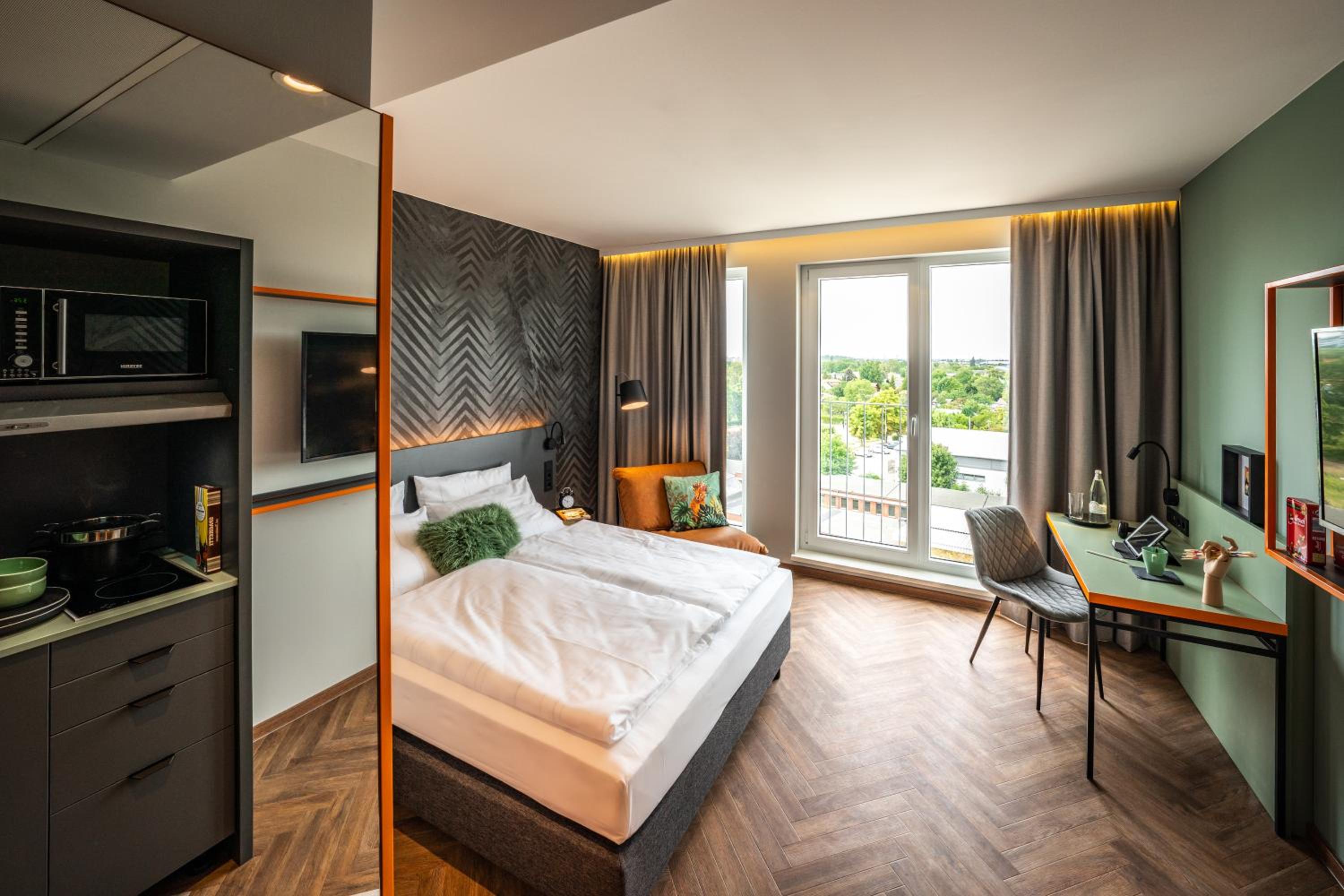 Studio, Queen Bed