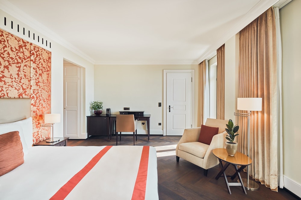 DELUXE, DOUBLE BED, LAKE OR MOUNTAINS VIEW, BALCONY