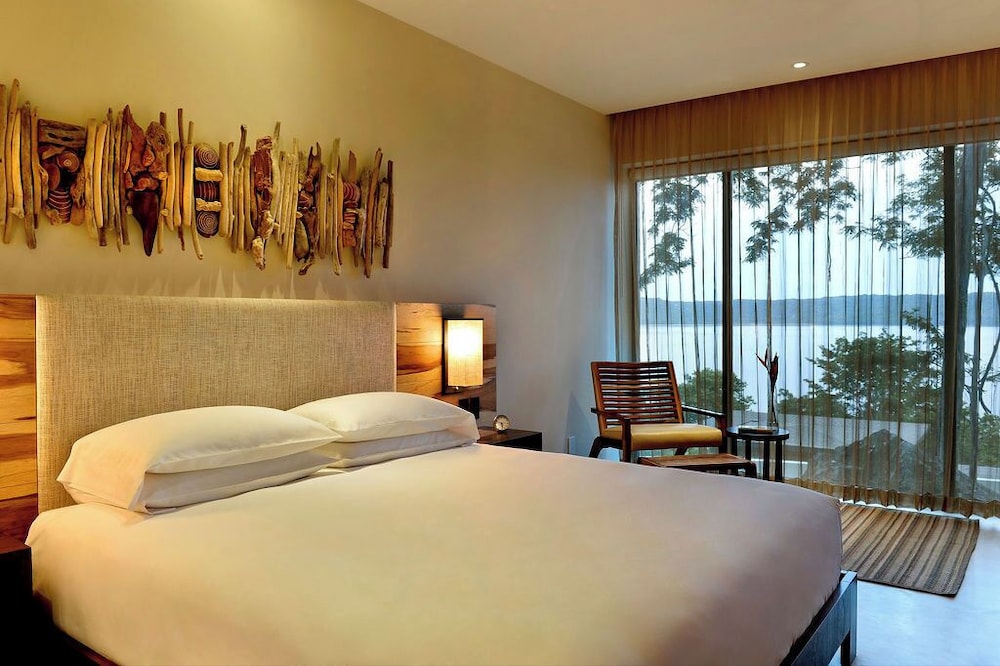 ROOM, KING BED, PARTIAL BAY VIEW