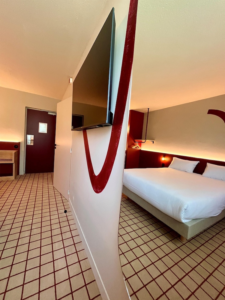 Standard, Queen Bed, Ground Floor, Accessible, Best Western Hotel du Phare 2/3