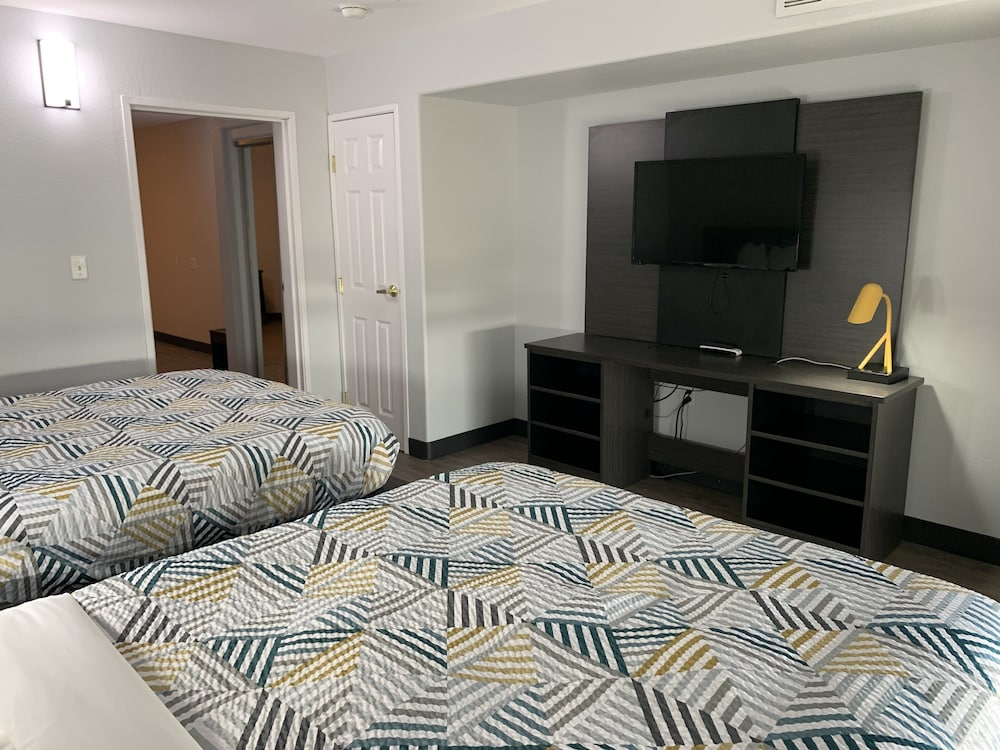 Hawthorn Extended Stay by Wyndham Hobbs 33/50