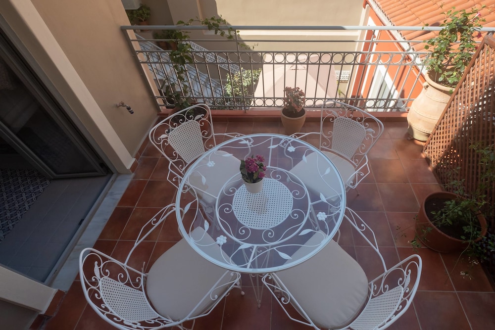 Athenian Yard Suites 39/50