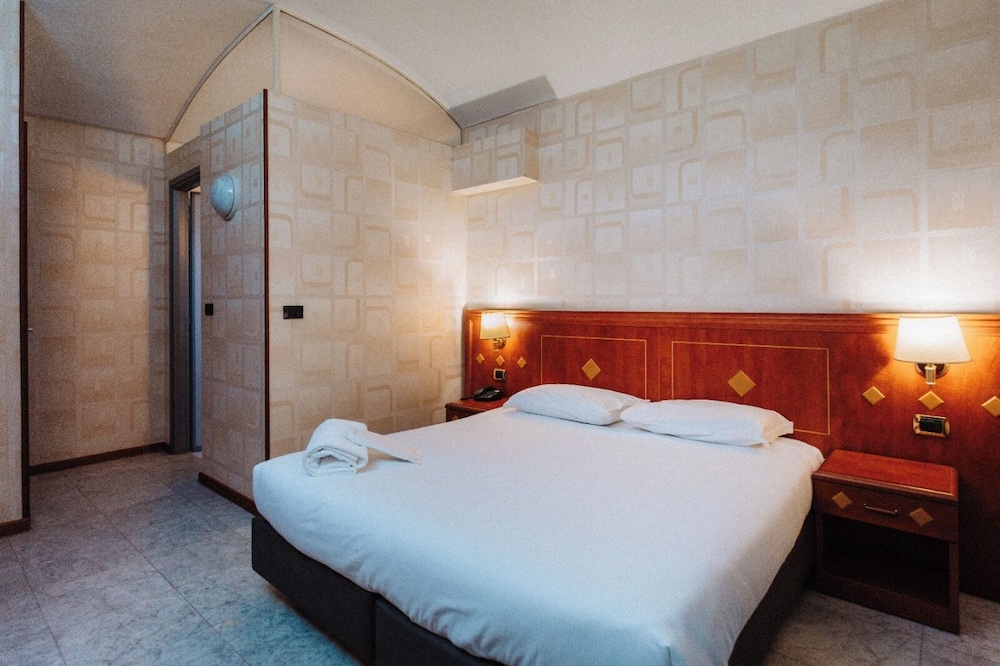 1 BEDROOM, STANDARD, DOUBLE OR TWIN BED