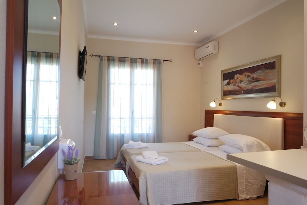 ROMANTIC, STUDIO, GARDEN AREA