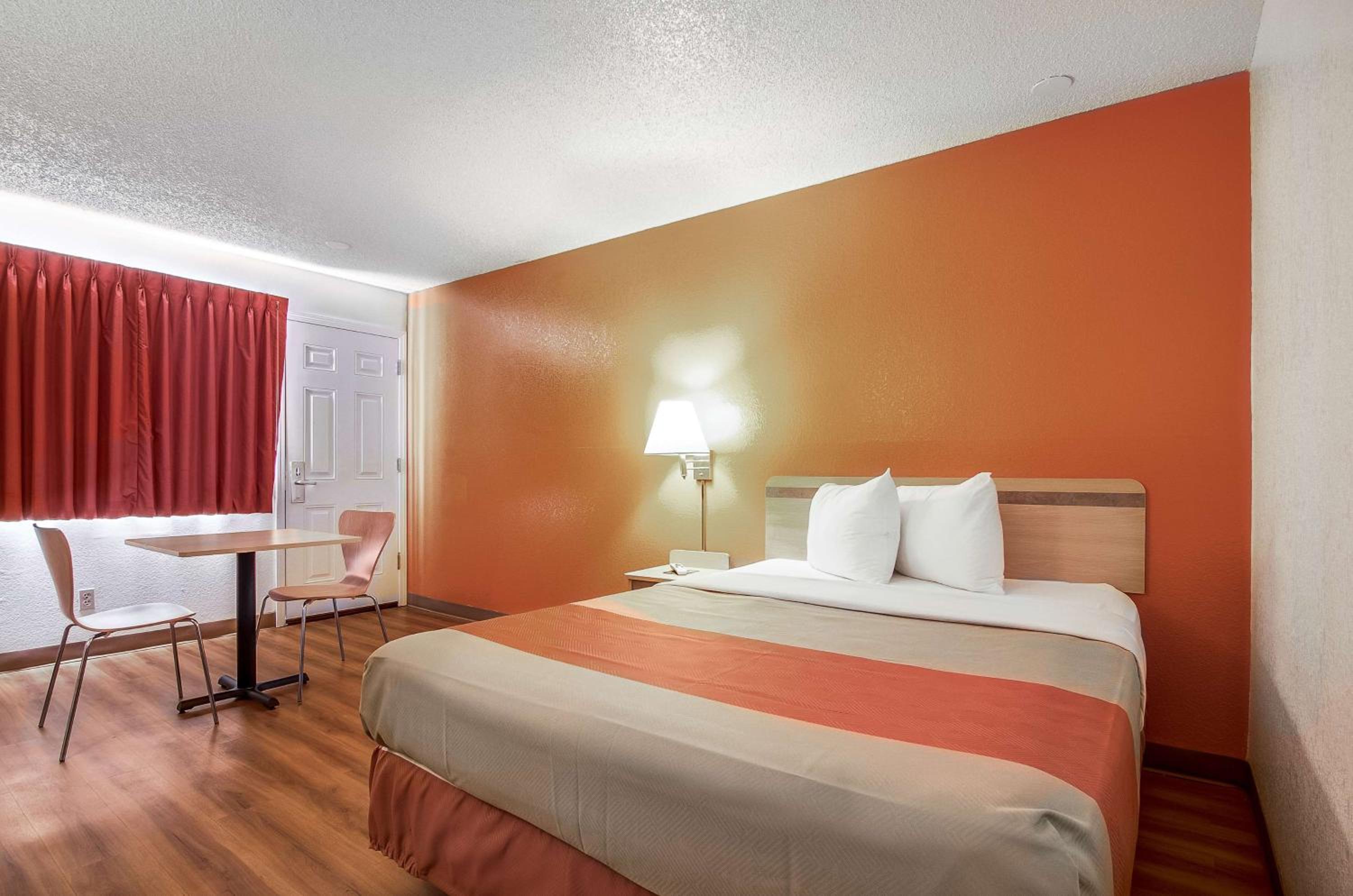 1 Queen Bed - Mobility Access Ri Shwr Nsmk