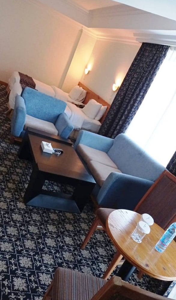 Phoenicia Tower Hotel 53/67
