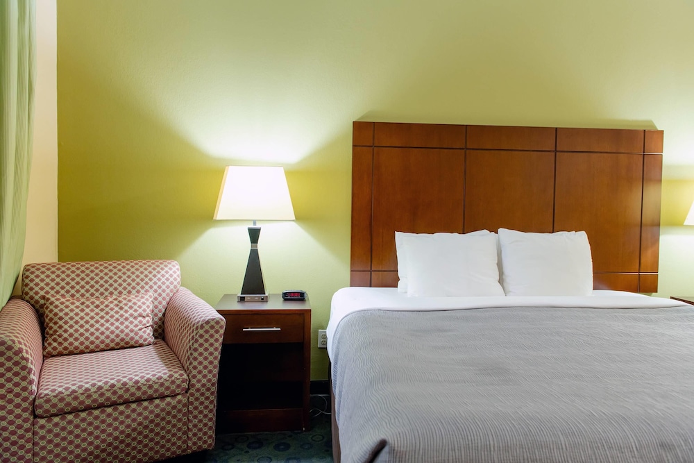 Quality Inn & Suites Bloomington I-55 and I-74 25/39