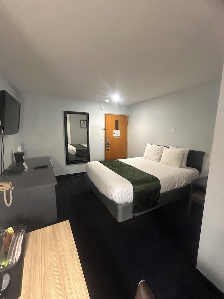 غرفة قياسية بسرير كوين، Pictured Rocks Inn & Suites 3/4