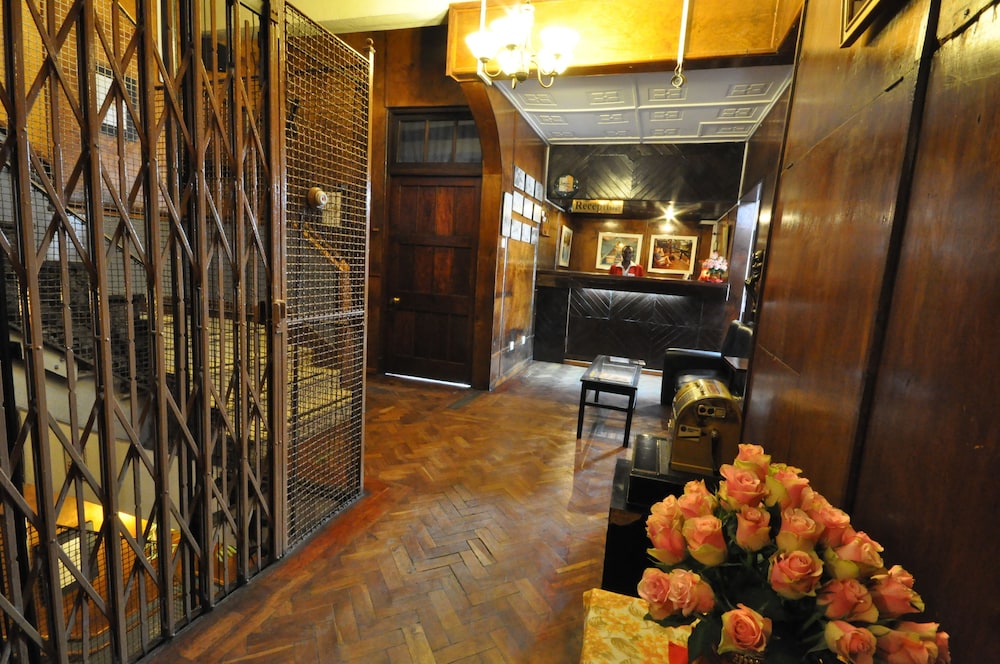 OAKWOOD HOTEL 49/53