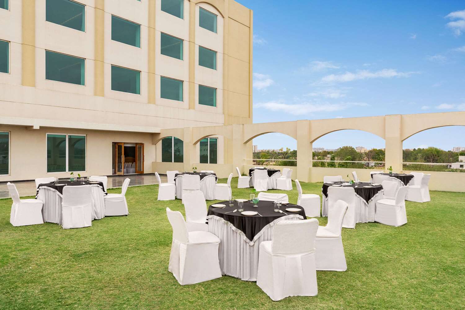 Ramada by Wyndham Jaipur Jaisinghpura 54/59
