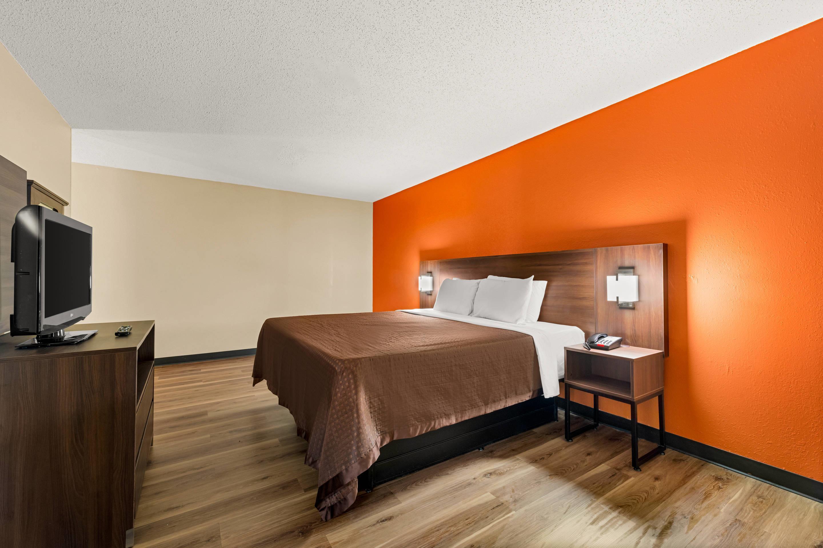 EFFICIENCY, KING BED, ACCESSIBLE