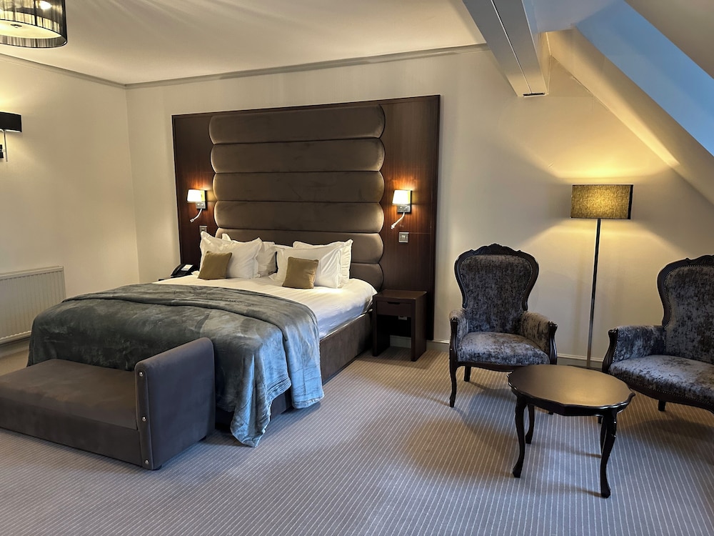 Nunsmere Hall Hotel 12/50