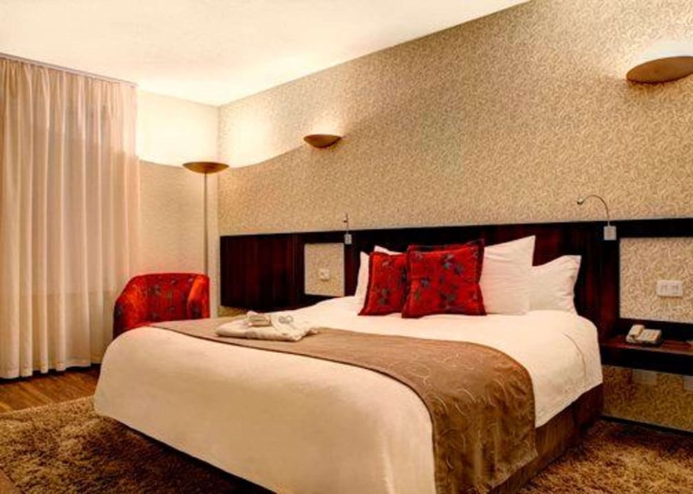 Business, King Bed, Quality Hotel Curitiba 2/3