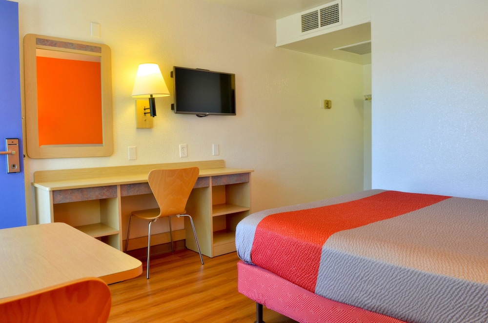 Motel 6 Santa Nella, on i-5 16/32