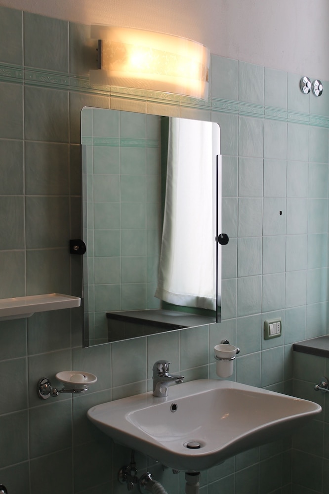 Croce Di Savoia Hotel 33/35