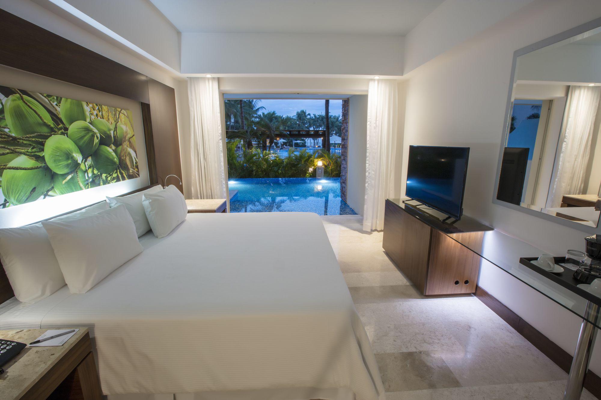 Swim Out, Junior Suite, King Bed
