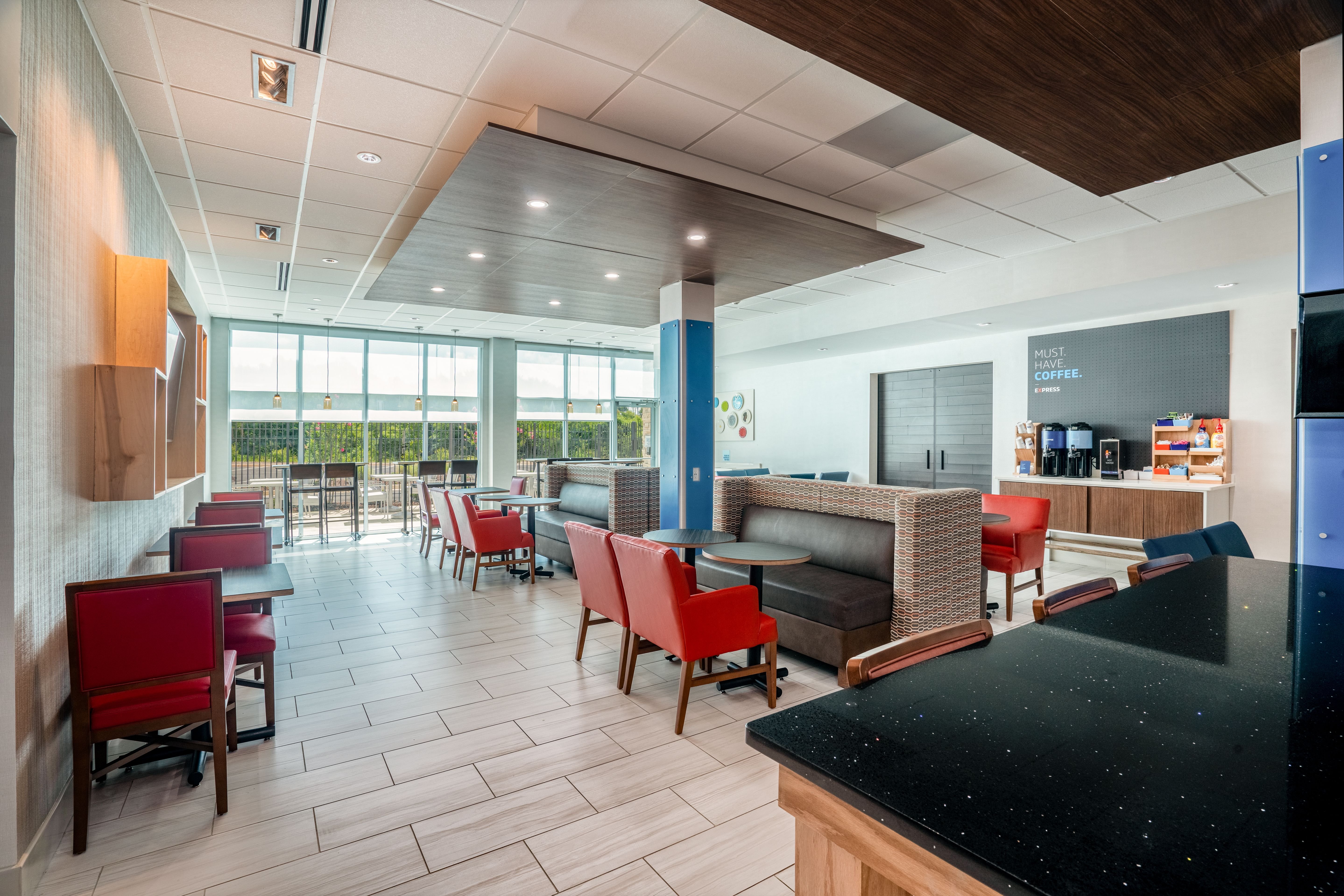 Holiday Inn Express Suites Atlanta Arpt Ne Hapeville 29/47