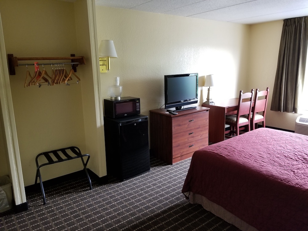 OYO Travelodge by Wyndham Lansing IL 19/26