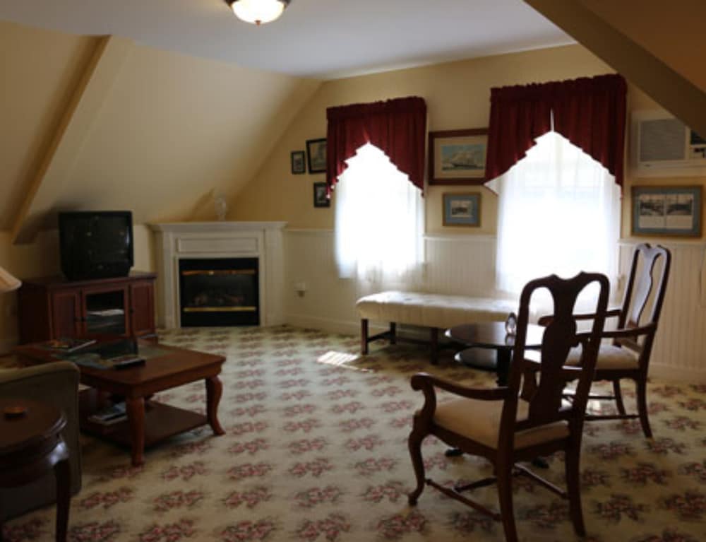 Kearsarge Inn 45/48
