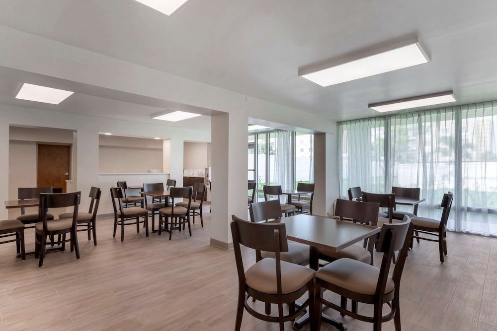 Quality Inn Saint Petersburg North - Tampa Bay 28/33