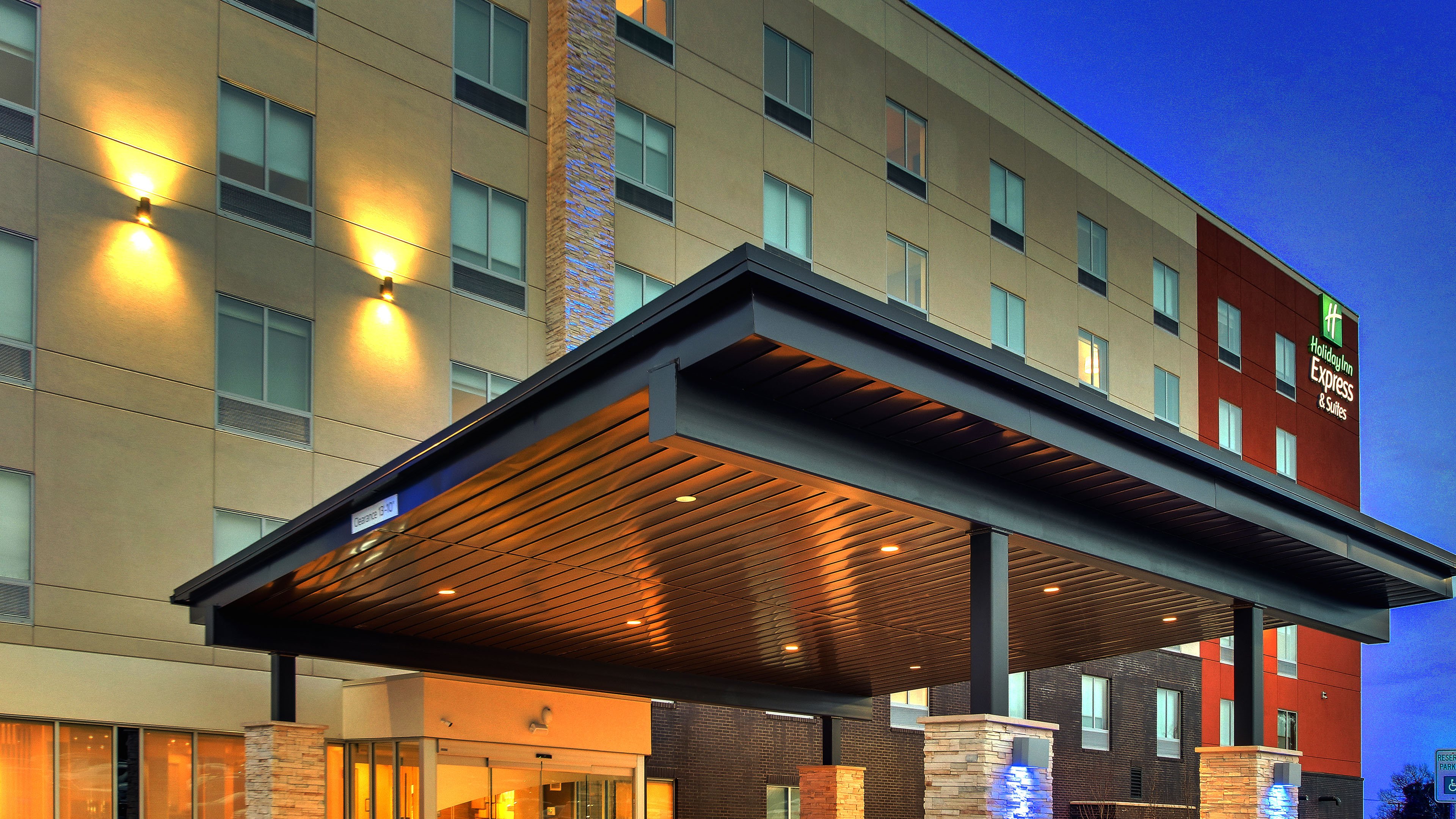 Holiday Inn Express & Suites Nashville Metrocenter Downtown 4/64