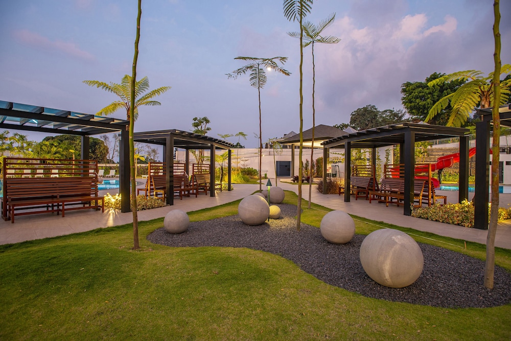 Surya Hotel Cottages Prigen 46/52