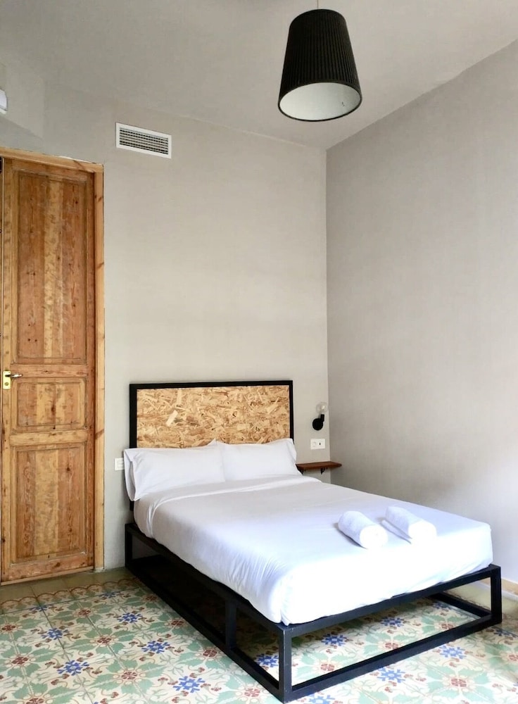 DELUXE, DOUBLE BED, SHARED BATHROOM
