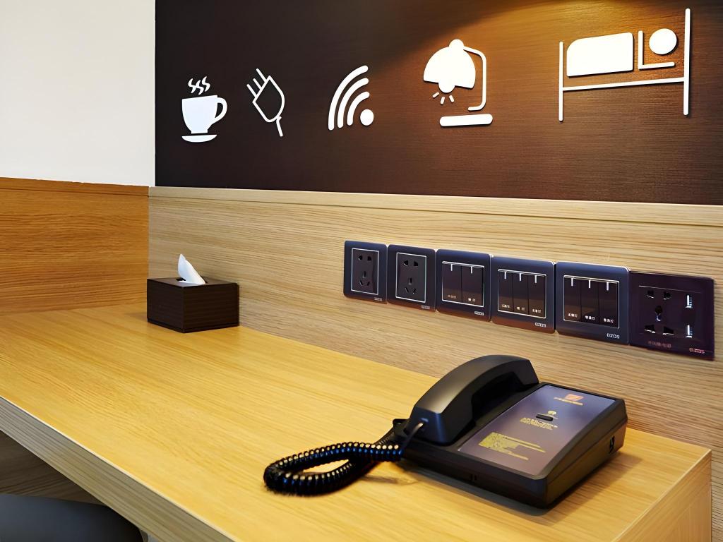 7 Days Premium Wuhan Caidian Square Branch 18/24