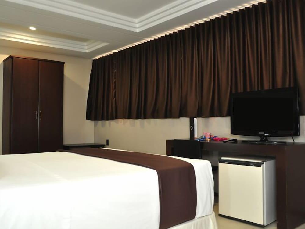 Crystal Plaza Hotel 25/47