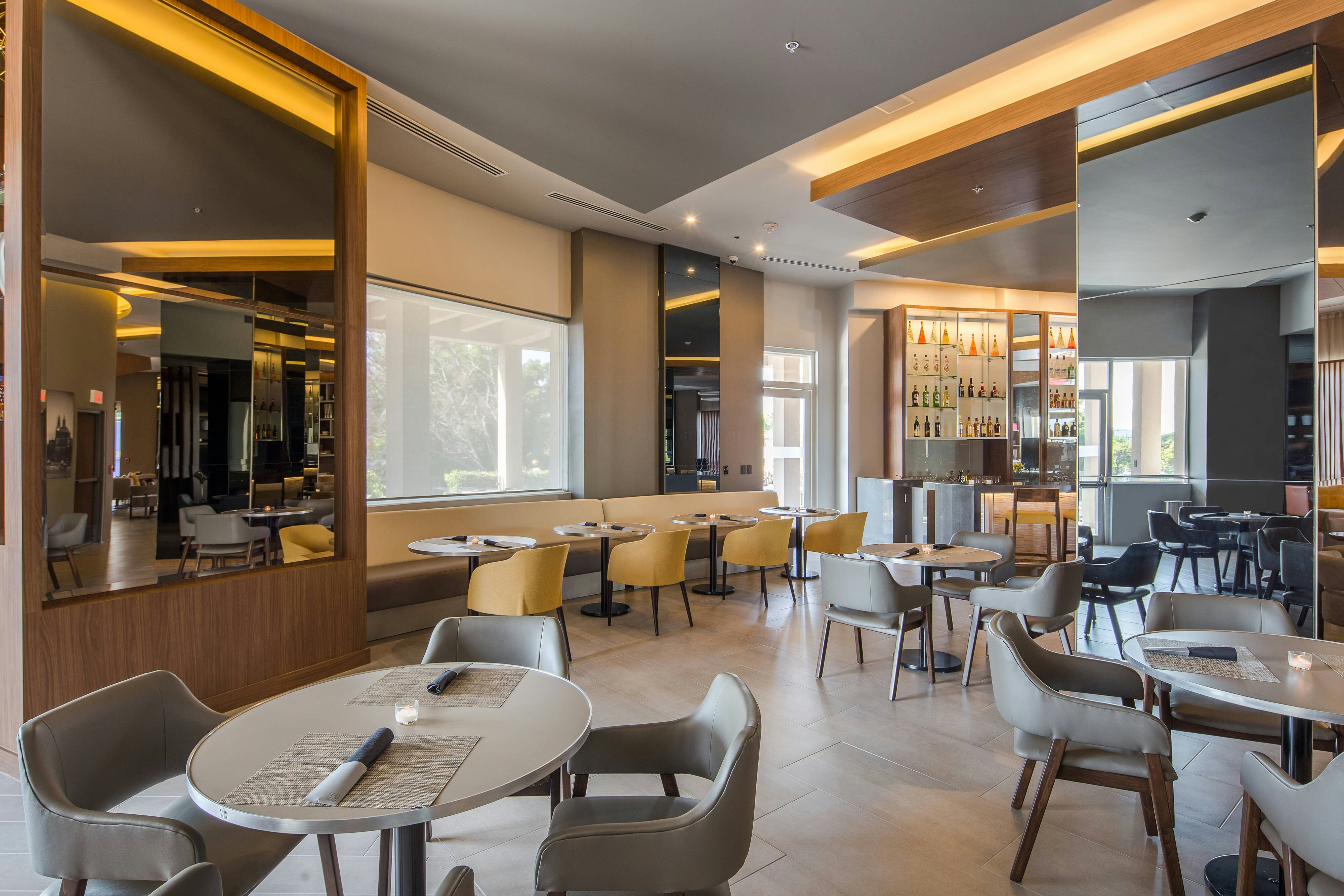 AC Hotel by Marriott Guadalajara Expo 16/25