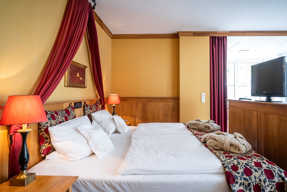 Waldhotel Tannenhauschen 16/50